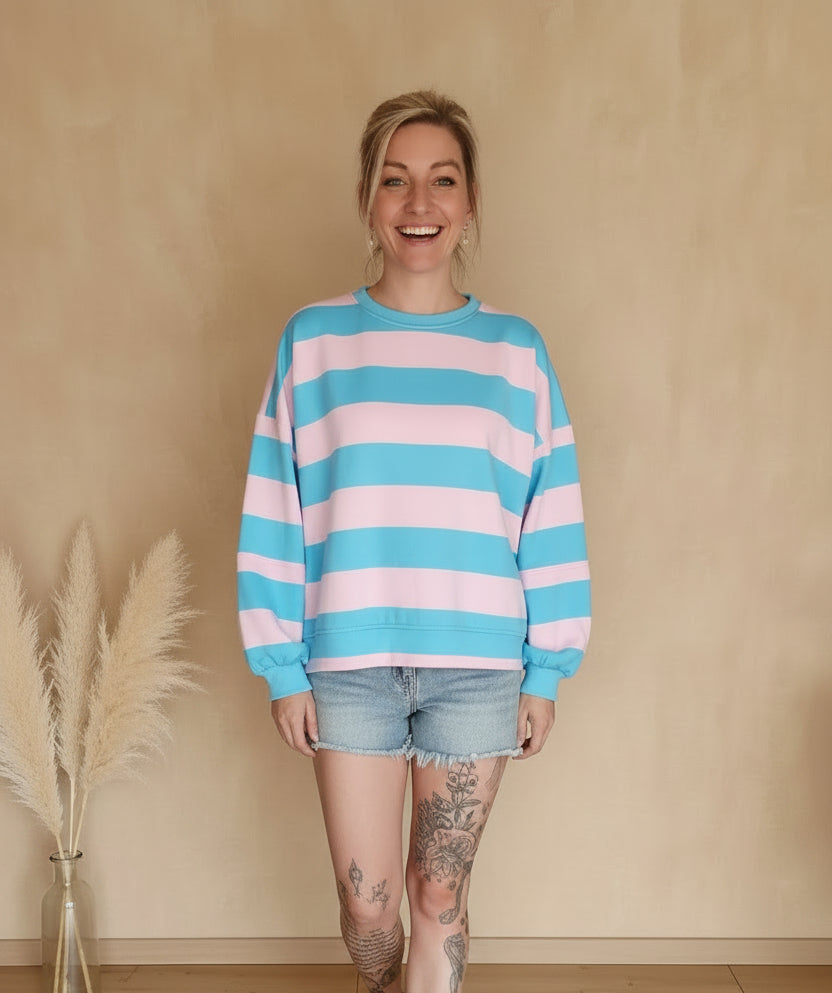 Boho-Luxe gestreifter Sweatshirt in Rosa und Hellblau aus weichem Baumwollstoff.