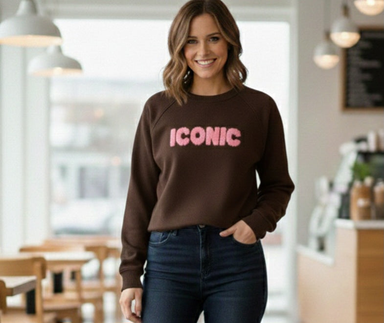 Schokobrauner Strickpullover mit City-Print