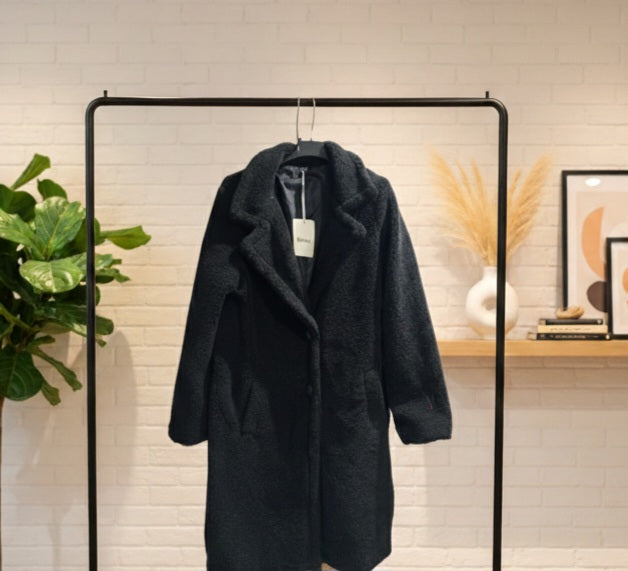 Kuscheliger Teddy-Mantel Schwarz – Eleganter Long-Mantel im Bouclé-Stil