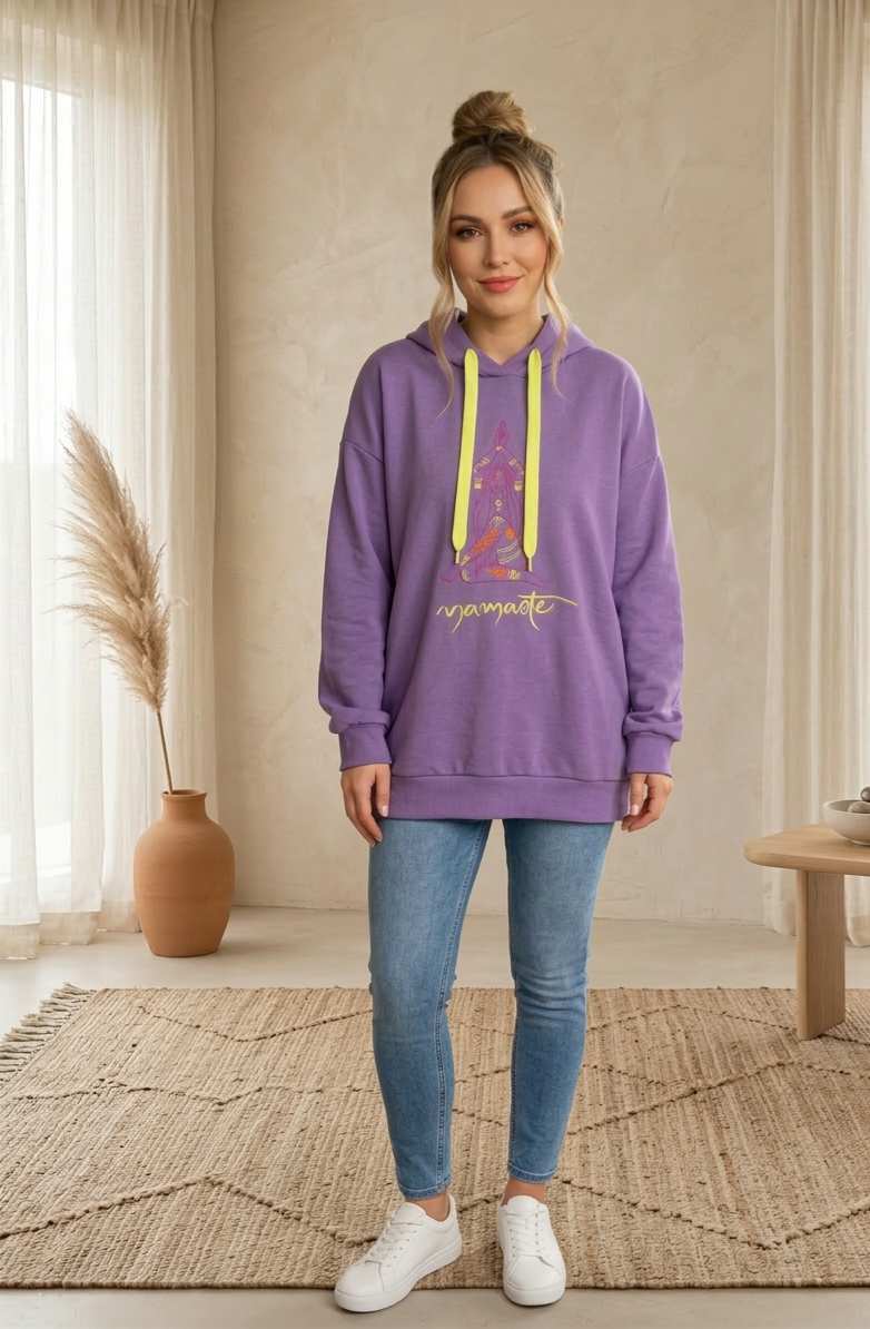 Lila Boho-Luxe Hoodie aus weichem Stoff mit Namaste-Print für Damen.