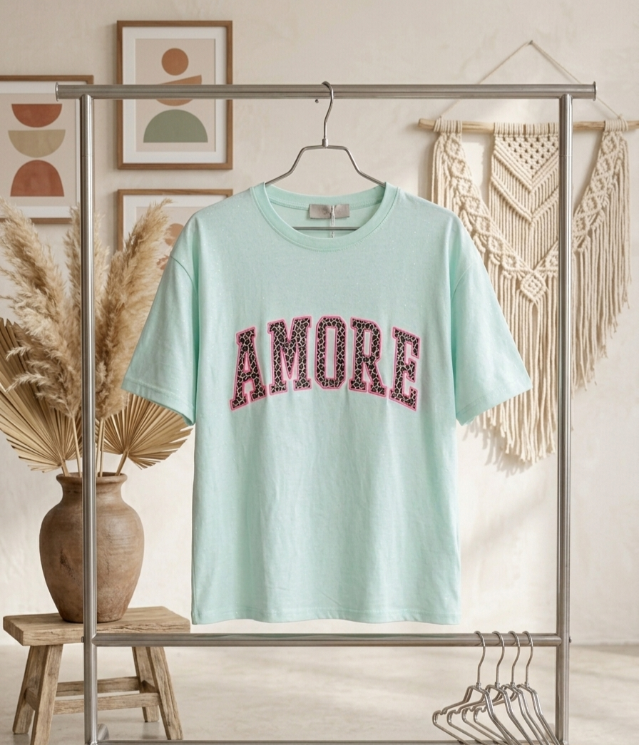 AMORE Graphic Tee in Mintgrün – Oversized Damen Shirt aus 100% Baumwolle mit Leo-Schriftzug & Pink-Akzent.