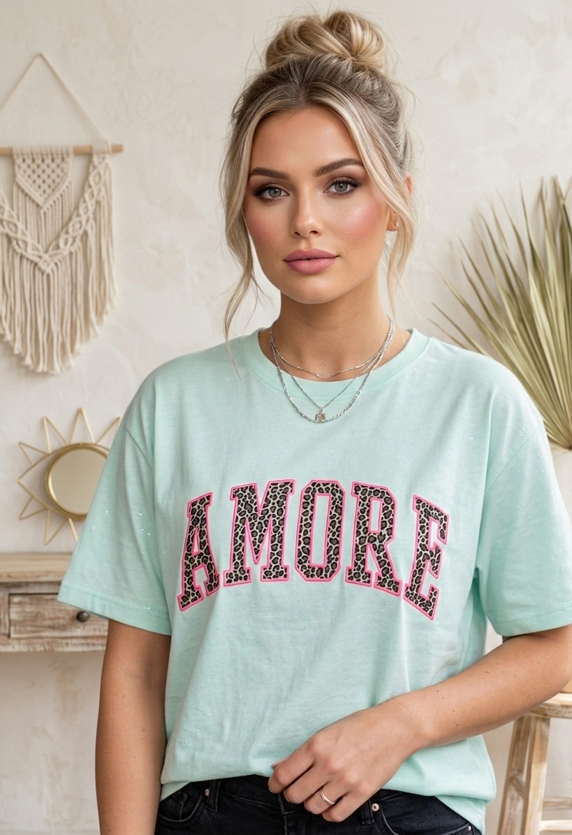 AMORE Graphic Tee in Mintgrün – Oversized Damen Shirt aus 100% Baumwolle mit Leo-Schriftzug & Pink-Akzent.
