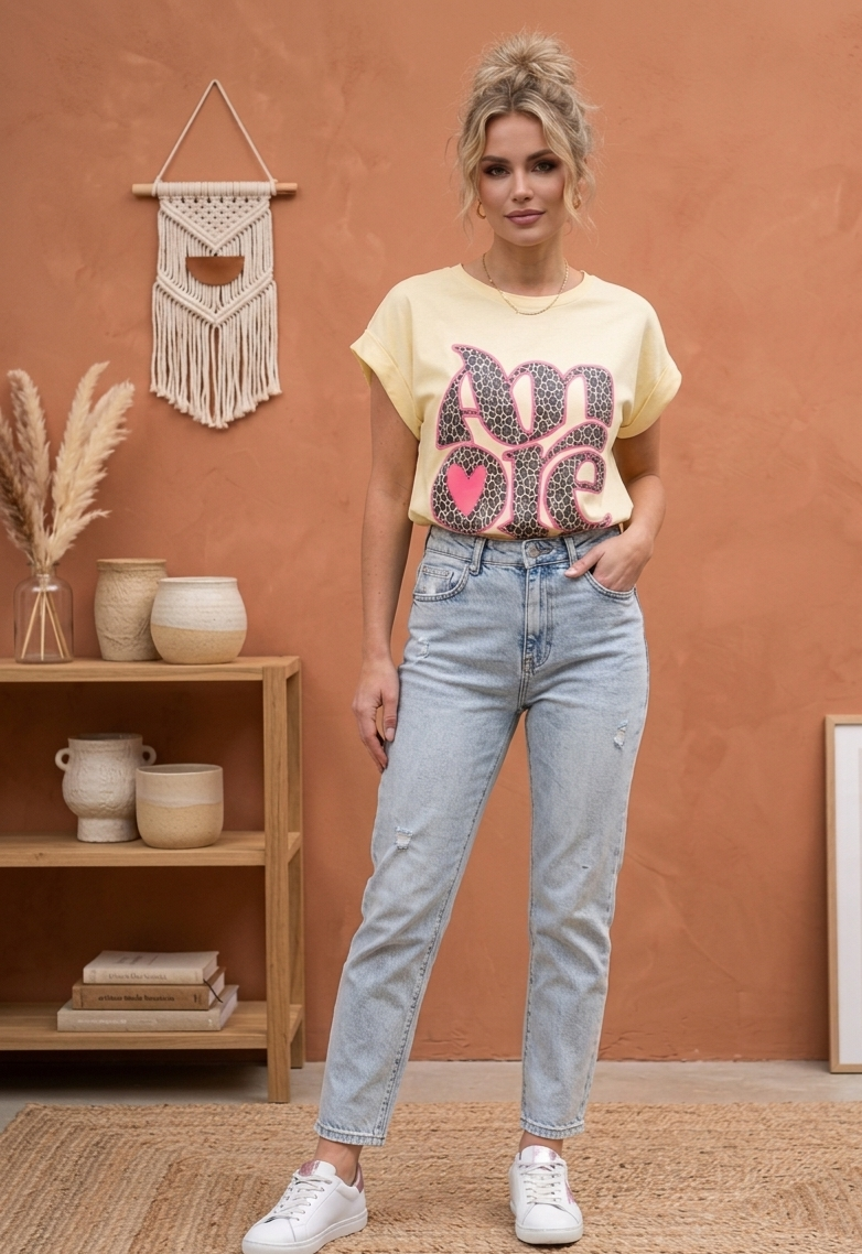 AMORE Leo Cuffed Tee – Damen Shirt in Creme & Gelb mit Neon-Herz