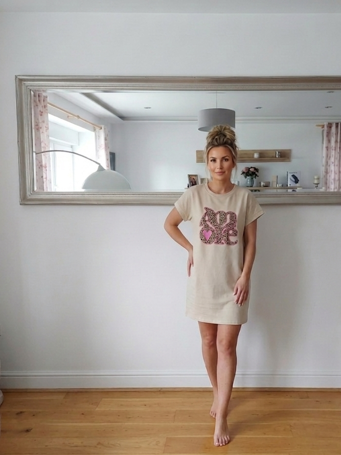 Damen T-Shirt-Kleid AMORE – Lässiges Mini-Kleid mit Leo-Print & Herz-Applikation