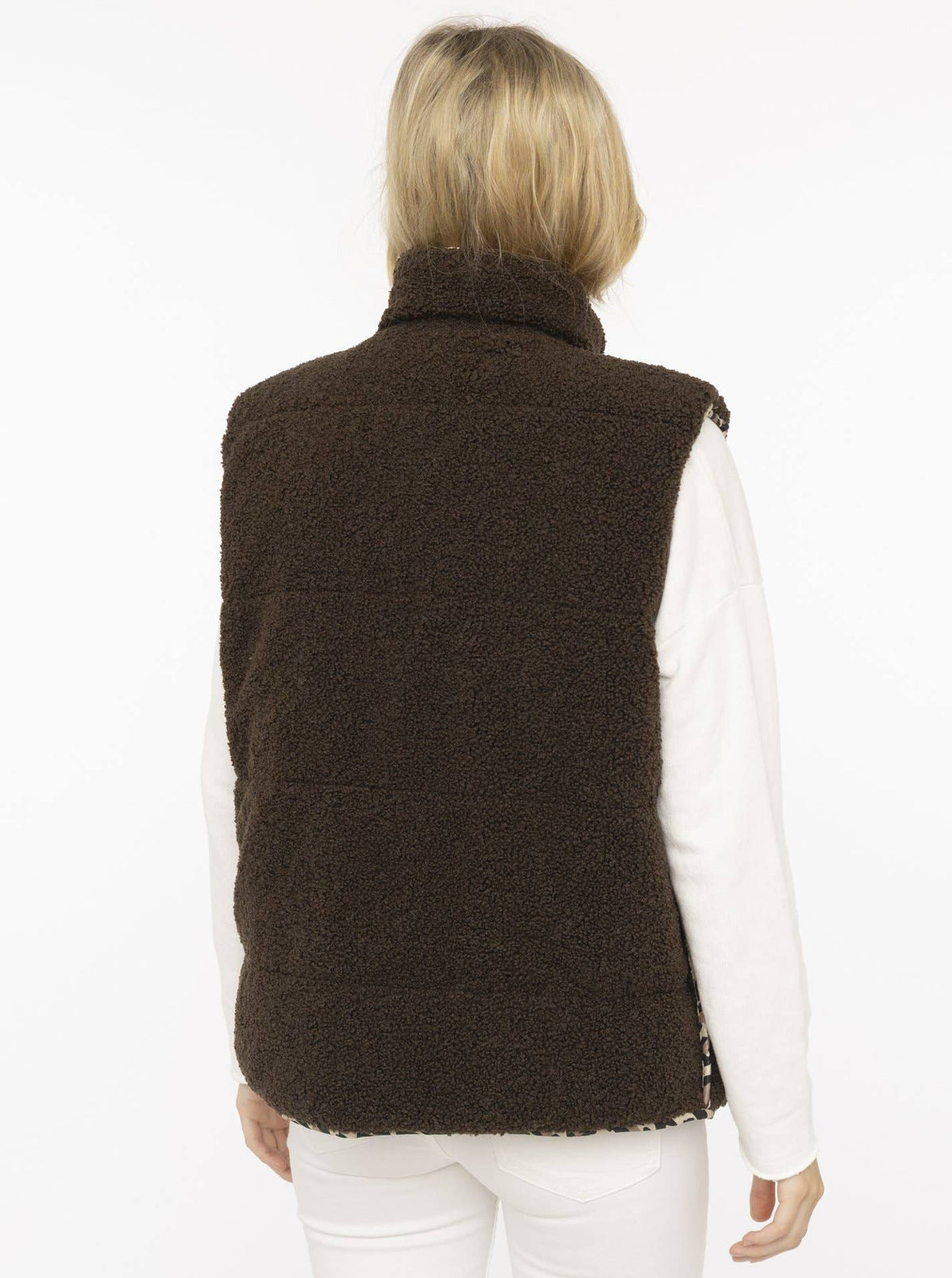 Rückansicht der braunen Teddyfleece-Seite einer Damen-Wendeweste Leo Teddy