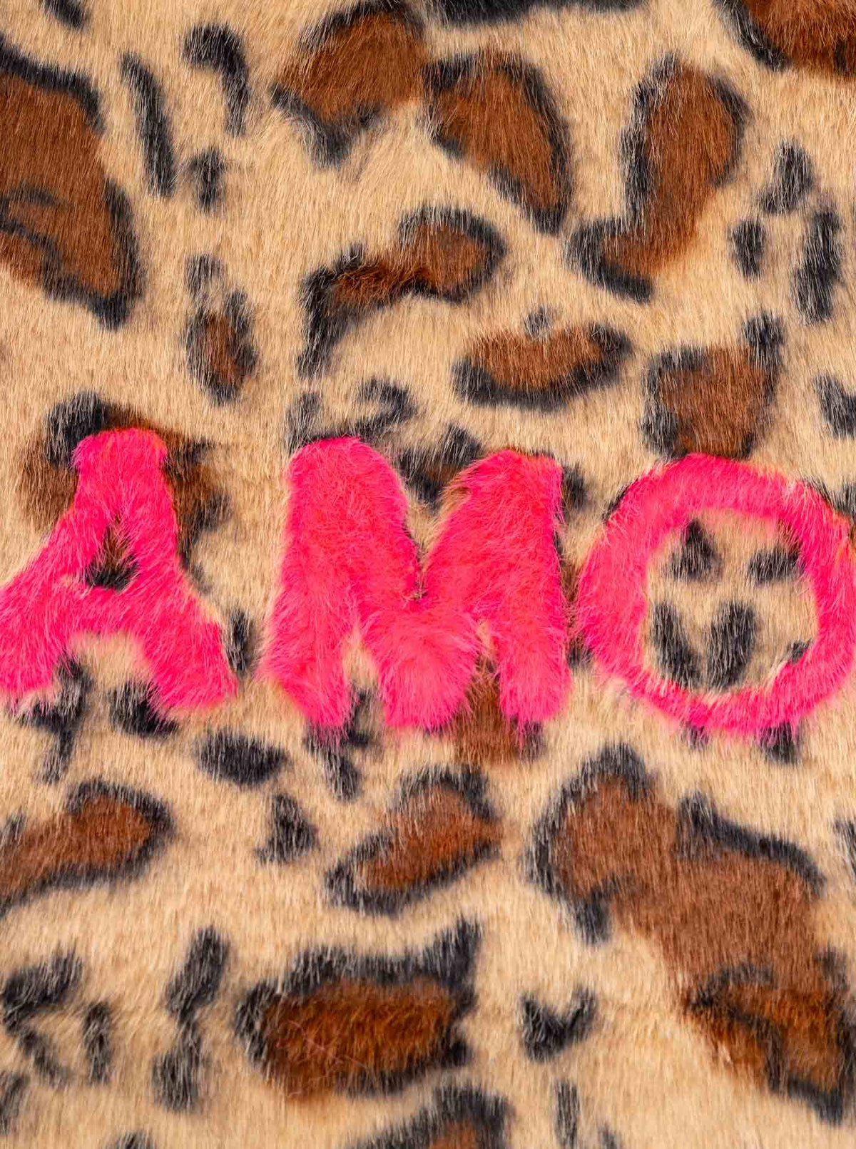 Shopper Happy Leo Beige – Detailaufnahme pinker AMOUR-Schriftzug auf flauschigem Leopardenprint