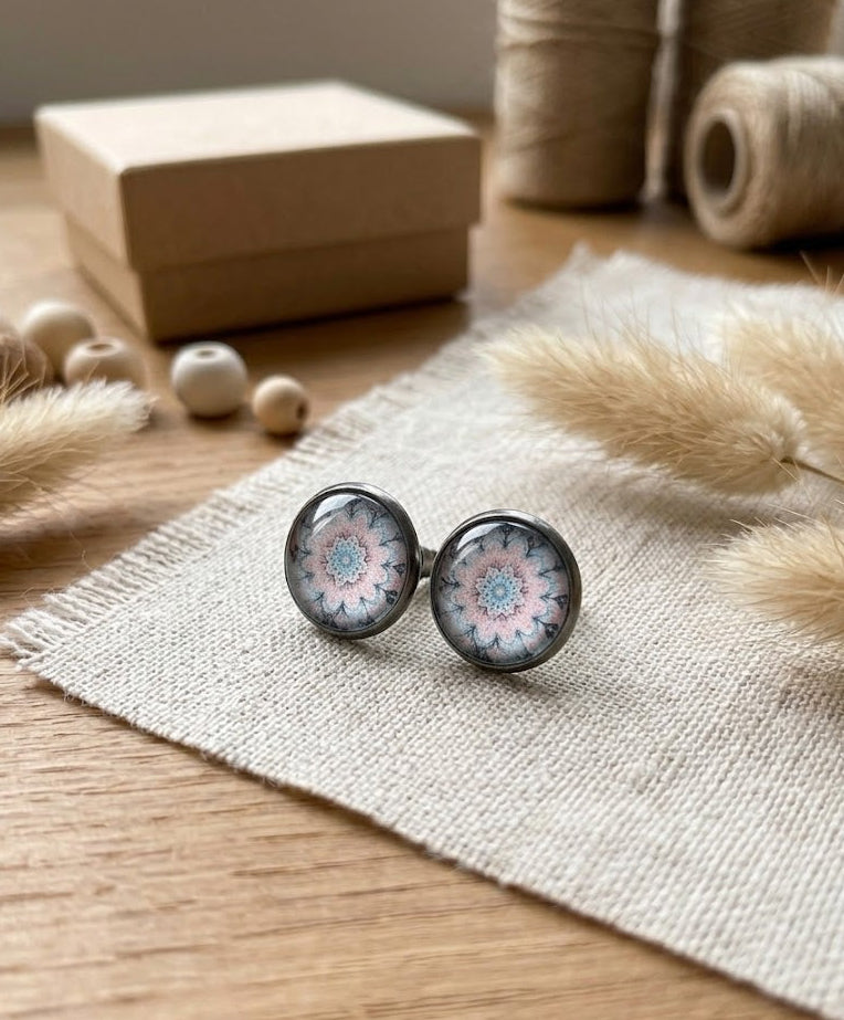 Mandala Ohrstecker Boho-Stil – Cabochon Pastellrosa & Blau