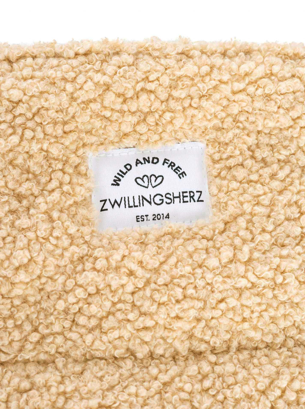 Zwillingsherz Teddy Shopper Beige – Nahaufnahme Label Wild and Free Est. 2014