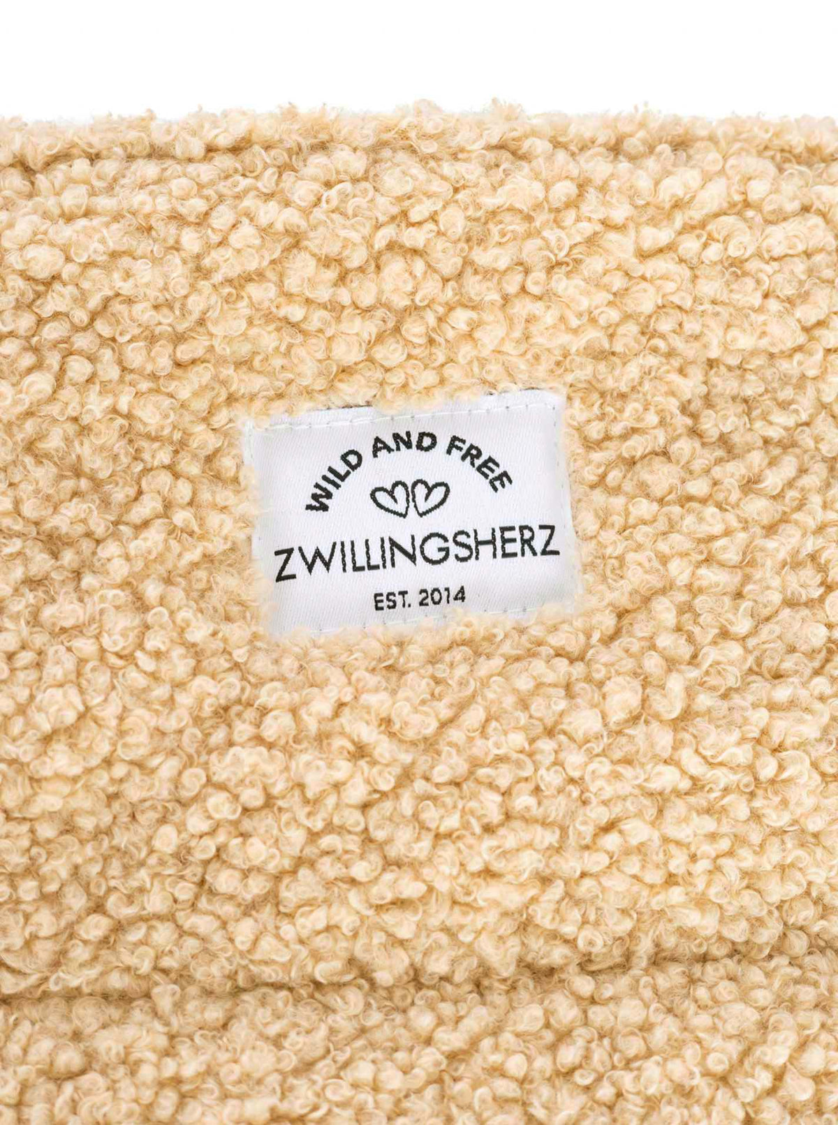 Zwillingsherz Teddy Shopper Beige – Nahaufnahme Label Wild and Free Est. 2014