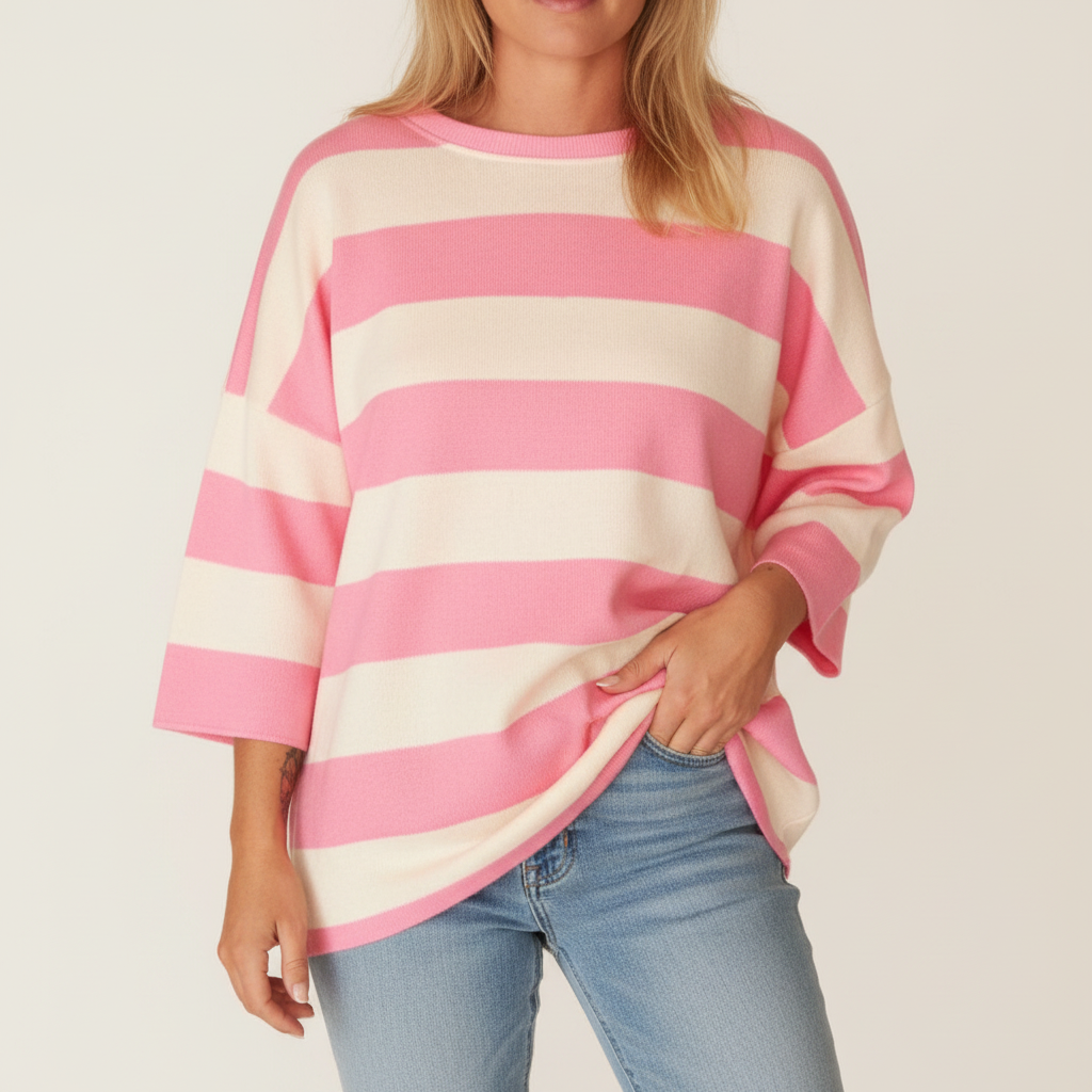 Boho-Luxe gestreifter Damenpullover aus weichem Strick in Rosa und Cremeweiß.