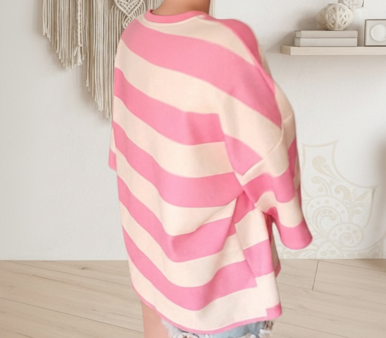 Boho-Luxe gestreiftes Damenoberteil aus weichem Baumwollstoff in Rosa und Beige.