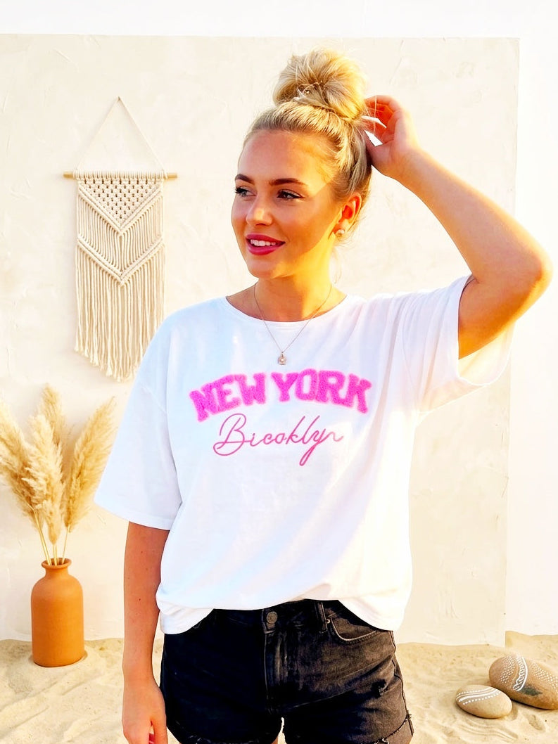 "New York Brooklyn" Oversize-Shirt ✨ Weißes Statement-Tee mit pinkem Print
