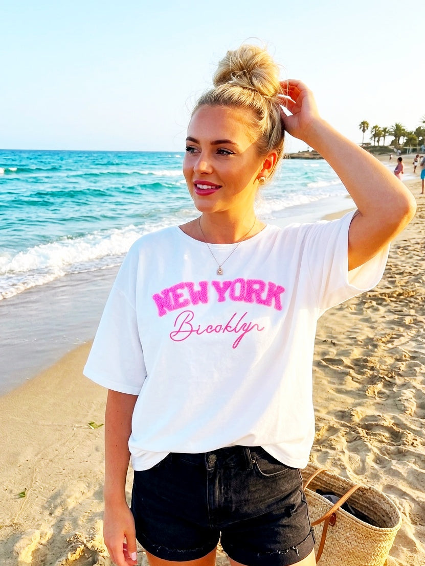 "New York Brooklyn" Oversize-Shirt ✨ Weißes Statement-Tee mit pinkem Print