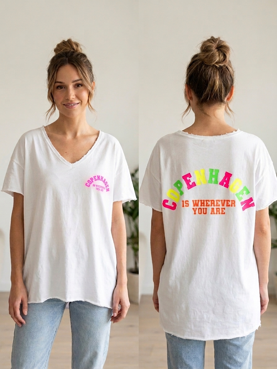 Boho-Luxe weißes Baumwoll-T-Shirt mit farbigem Copenhagen-Print für Damen.