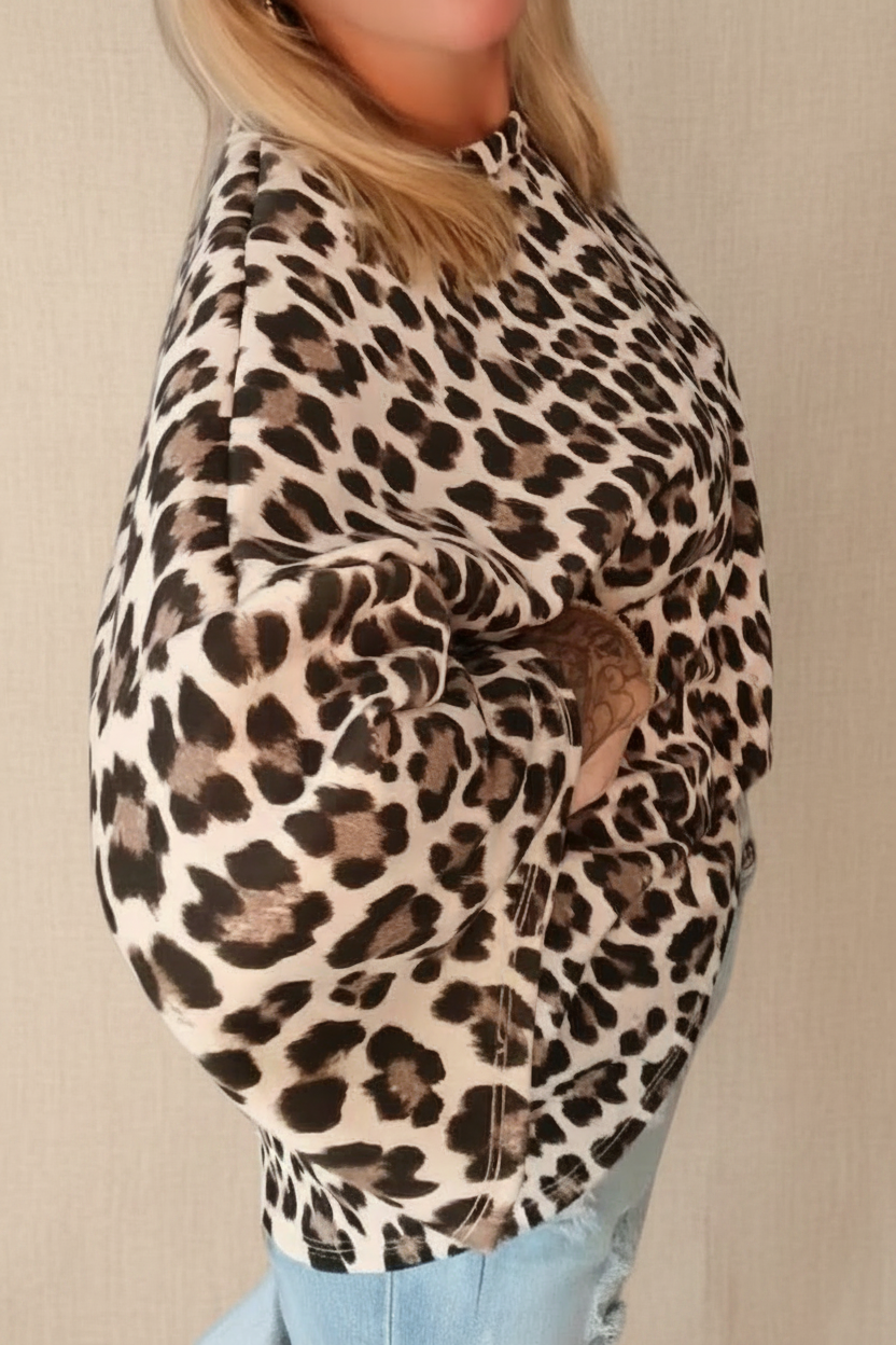 Boho-Luxe Bluse mit Leopardenmuster in Beige und Schwarz aus weichem Stoff.