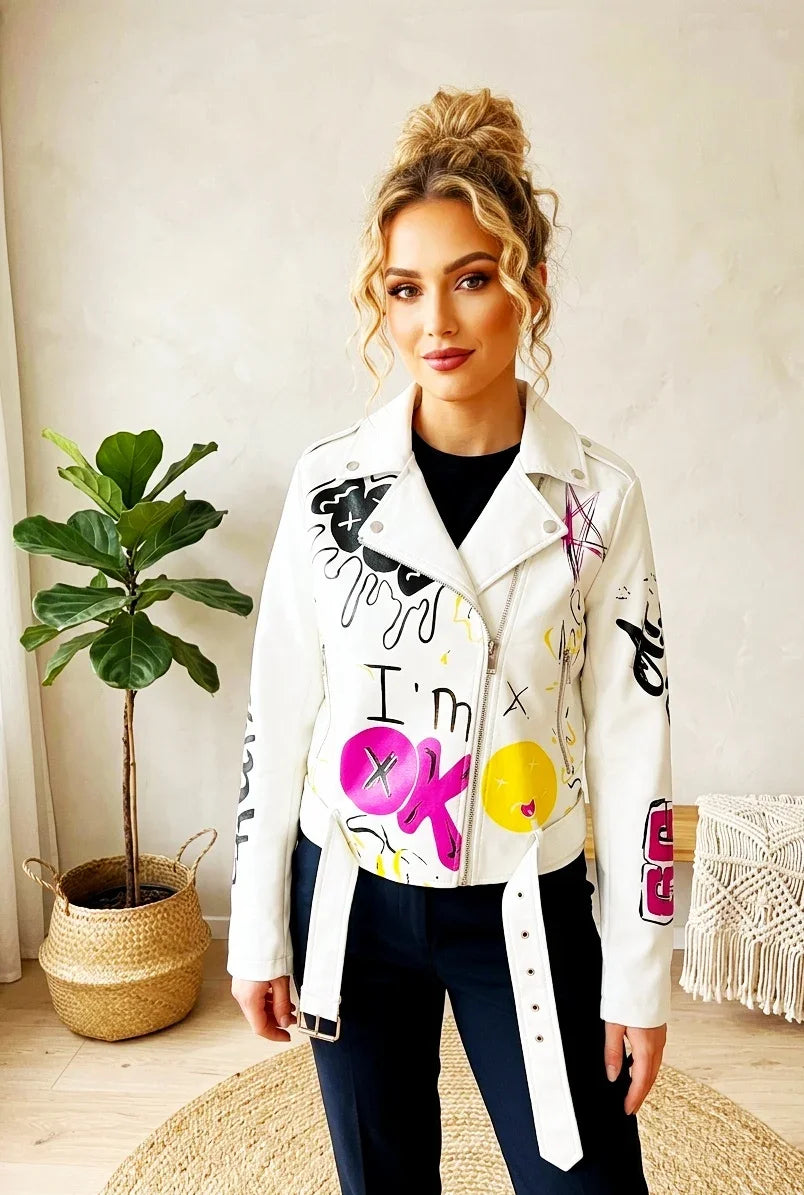 Weiße Boho-Luxe Lederjacke mit buntem Grafikprint für Damen.