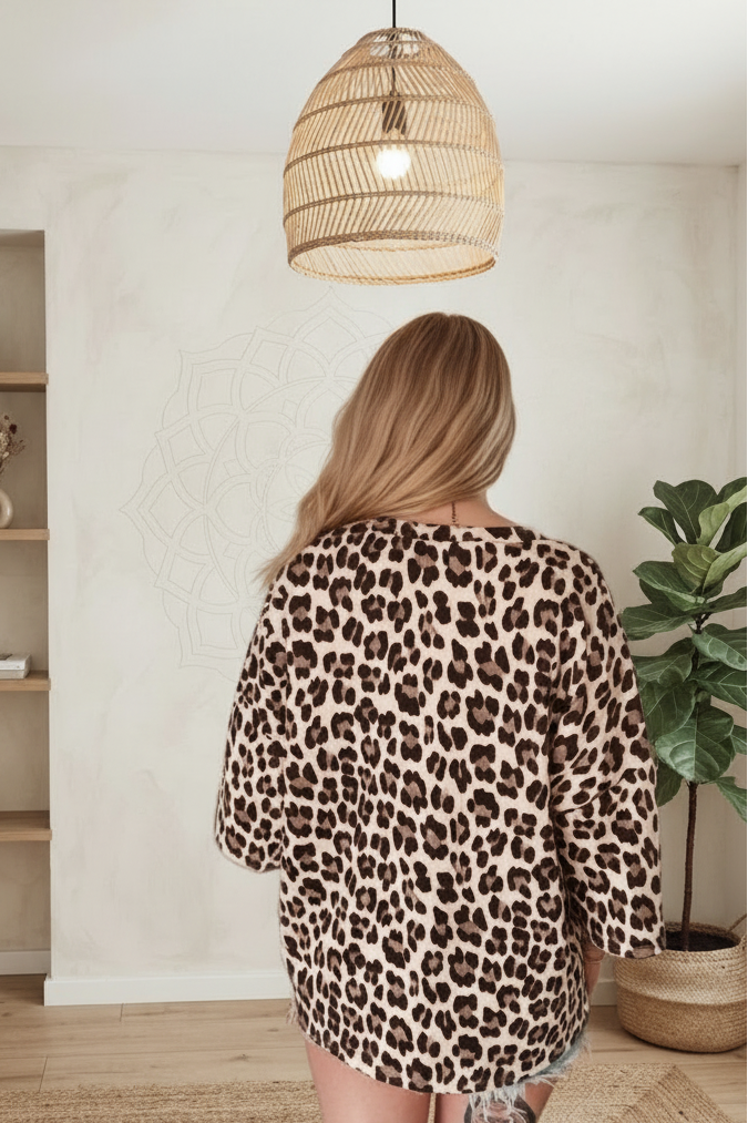 Boho-Luxe Damen Bluse mit Leopardenmuster in Braun-Beige aus weichem Stoff.