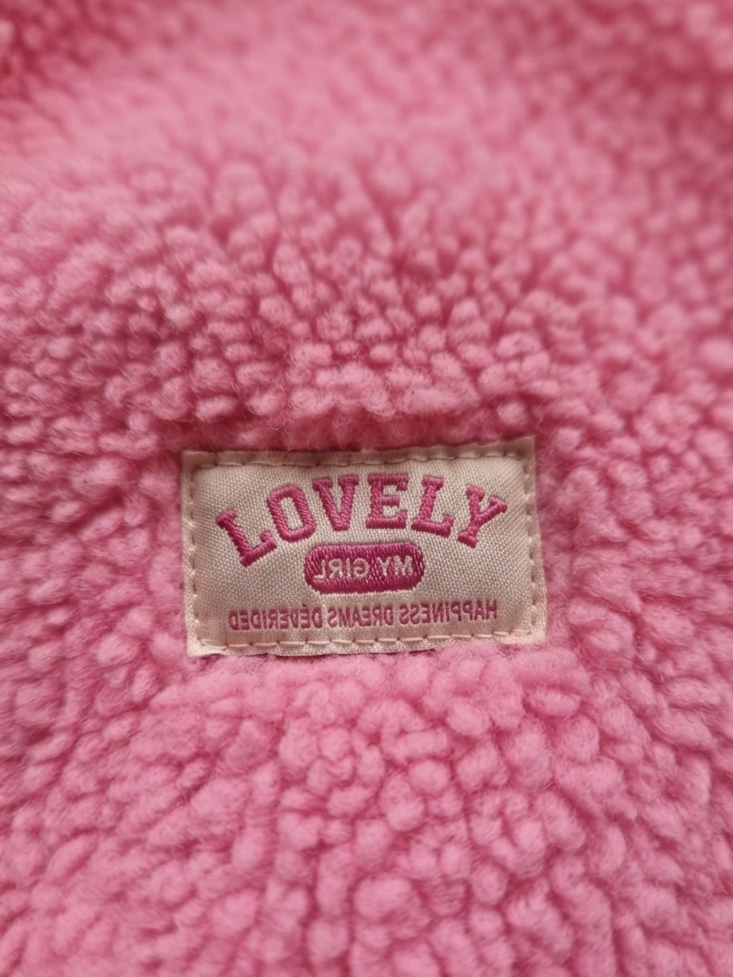 Rosa Boho-Luxe Fleece-Stoff mit Detail-Label für extravagante Damenmode.