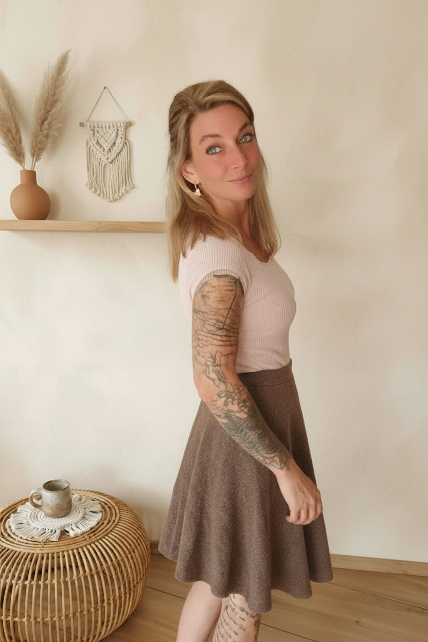 Boho-Luxe Damenmode: Rosa geripptes Oberteil und brauner Rock aus weichem Material.
