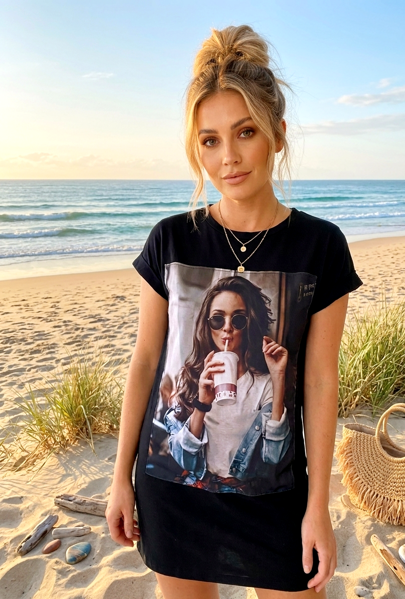 T-Shirt-Kleid – "Girl with a Drink" Print | Schwarz | Größe S