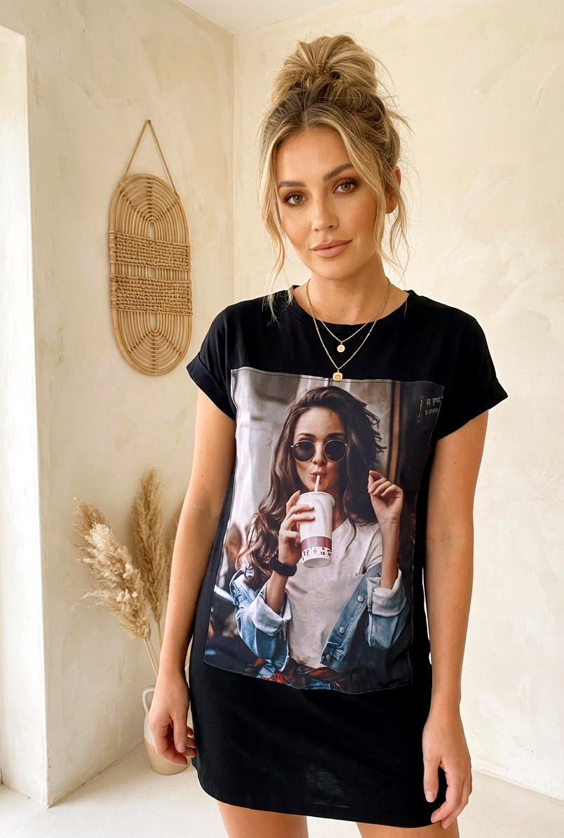 T-Shirt-Kleid – "Girl with a Drink" Print | Schwarz | Größe S
