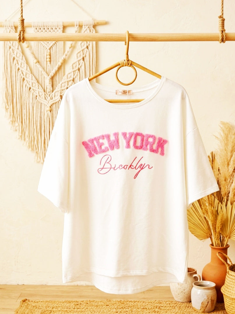 "New York Brooklyn" Oversize-Shirt ✨ Weißes Statement-Tee mit pinkem Print