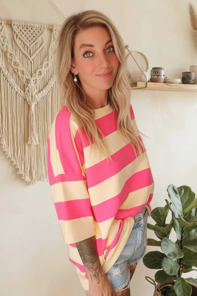 Boho-Luxe Look: Frau in gestreiftem Oversize-Shirt aus weichem Baumwollstoff in Pink und Gelb.