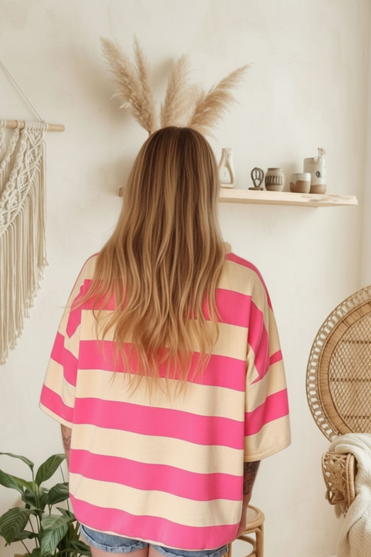 Boho-Luxe gestreiftes Damen-T-Shirt in Pink und Beige aus weichem Stoff.