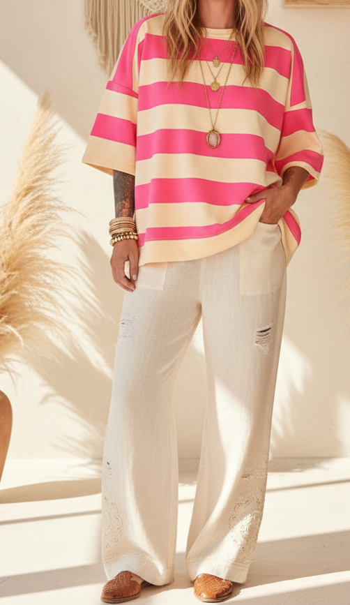 Boho-Luxe Outfit mit pink-beigem gestreiftem Shirt und cremefarbener Leinenhose.