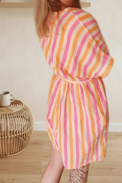 Boho-Luxe Sommerkleid mit rosa und orangefarbenen Längsstreifen aus leichtem Stoff.