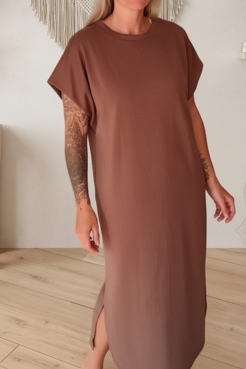 Boho-Luxe Maxikleid aus braunem Jersey mit Seitenschlitz für einen extravaganten Look.