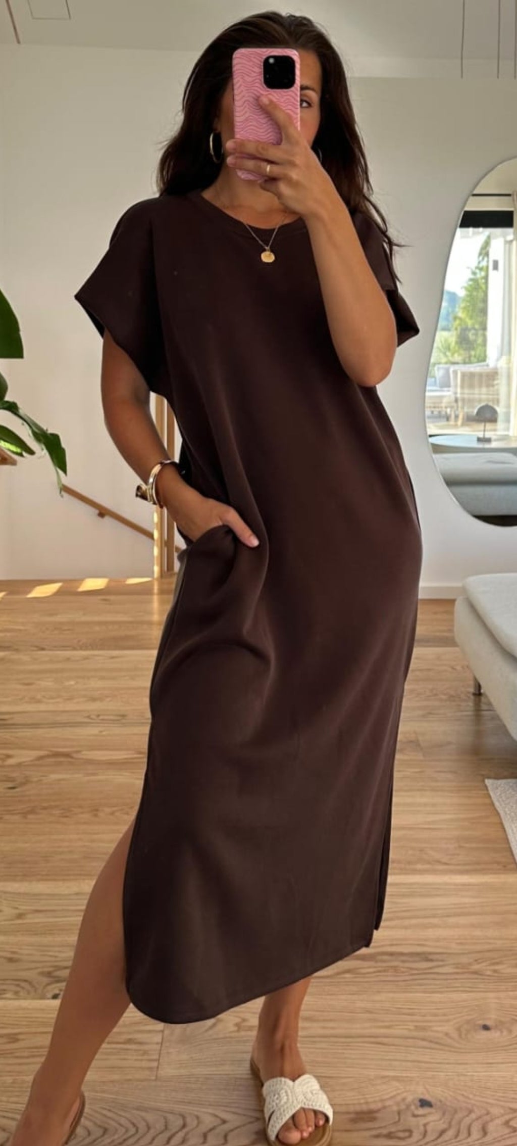 Boho-Luxe Maxikleid in Dunkelbraun aus fließendem Stoff mit Seitenschlitz.