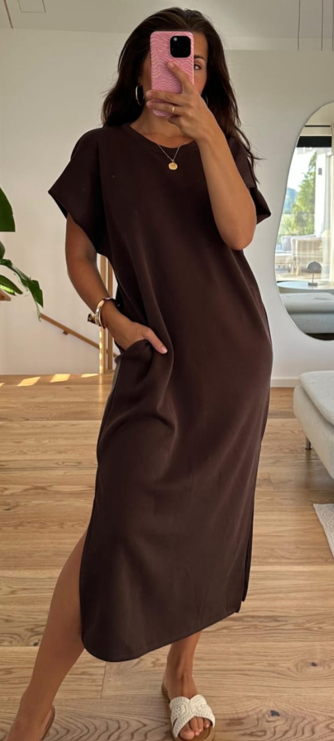 Boho-Luxe Maxikleid in Dunkelbraun aus fließendem Stoff mit Seitenschlitz.