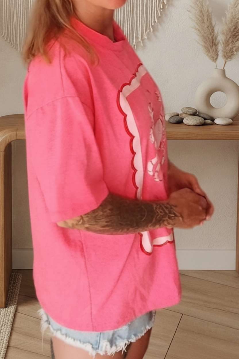 Rosa Boho-Luxe T-Shirt aus Baumwolle mit Grafikprint und lockerer Passform.