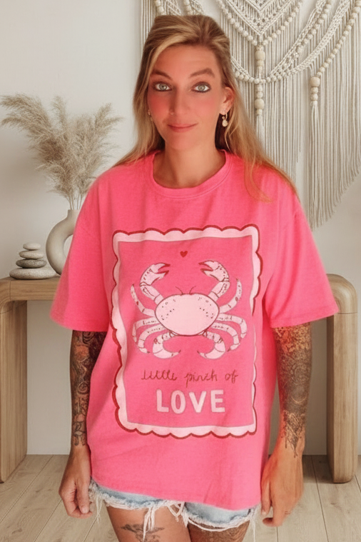 Boho-Luxe pink T-Shirt aus Baumwolle mit niedlichem Krabben-Print und 'Little Pinch of Love' Text.