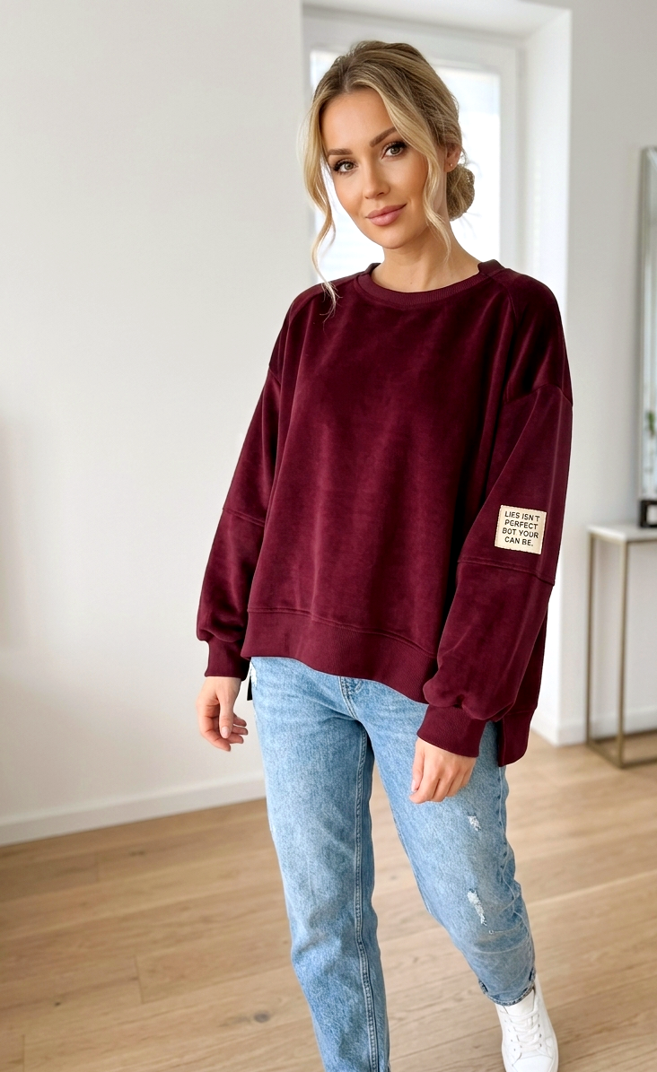Oversize Samt-Pullover Bordeaux – Kuschel-Sweater mit Statement-Patch
