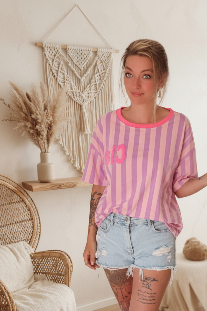 Damen Oversize T-Shirt Ciao Streifen Pink Lila – Frontansicht mit Denim Shorts, Boho Makramee Wand