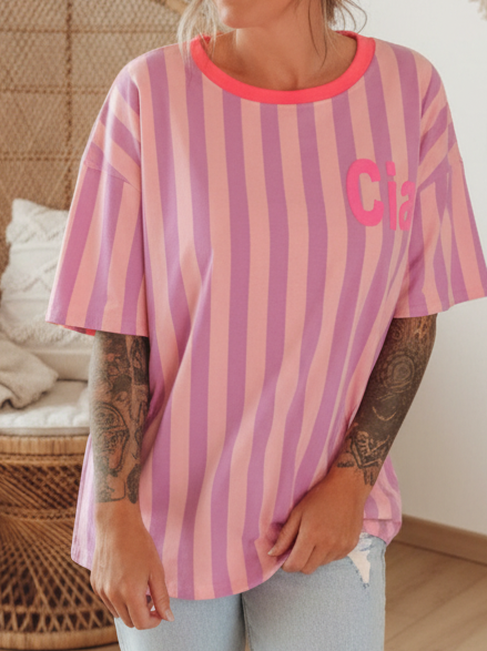 Damen Oversize T-Shirt Ciao Print Streifen Pink Lila – Nahaufnahme Frontansicht, Boho Wohnzimmer