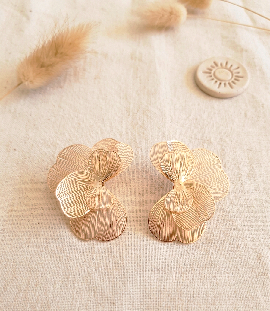 Goldfarbene 3D Blüten Ohrstecker im Boho-Chic 🌸✨