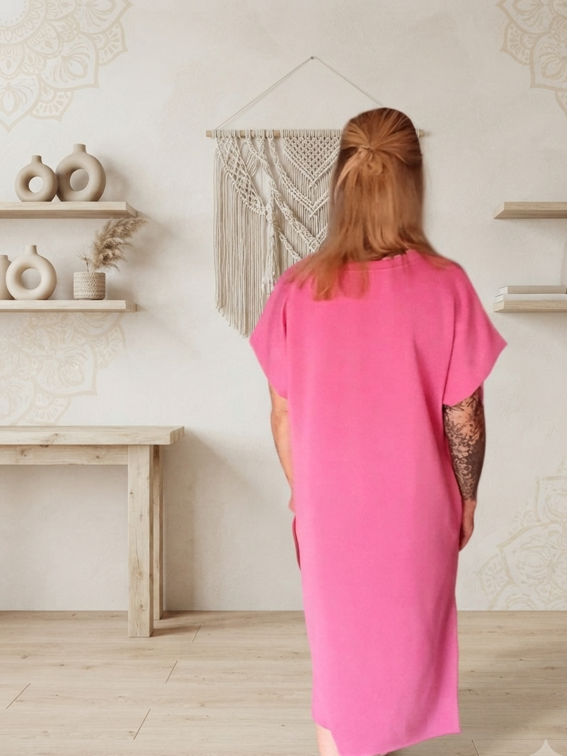 Boho-Luxe Damenkleid in leuchtendem Pink aus weichem Stoff, Rückansicht.