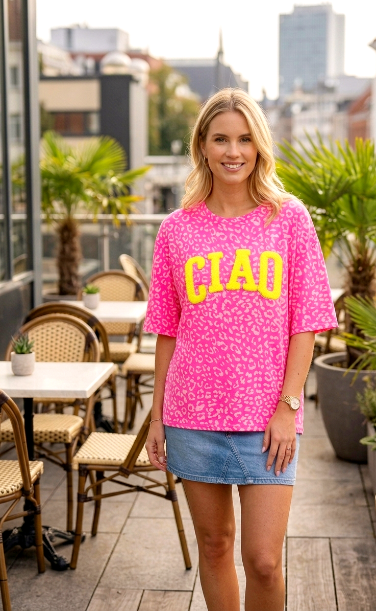 Boho-Luxe Damenmode: Pinkes Leoparden-Shirt mit gelbem CIACO-Print, kombiniert mit Jeansrock