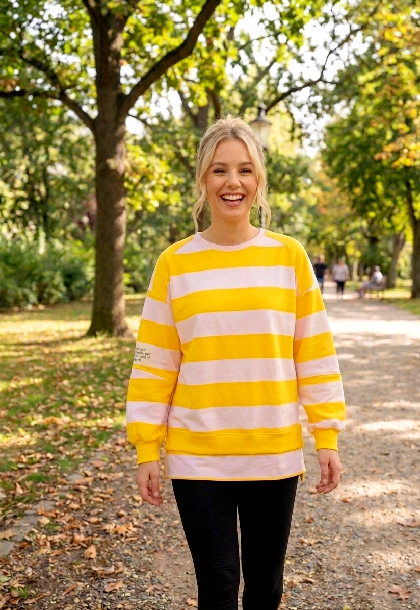 Boho-Luxe Damenpullover in Gelb-Weiß-Stripes, weiches Material, parkähnliche Umgebung