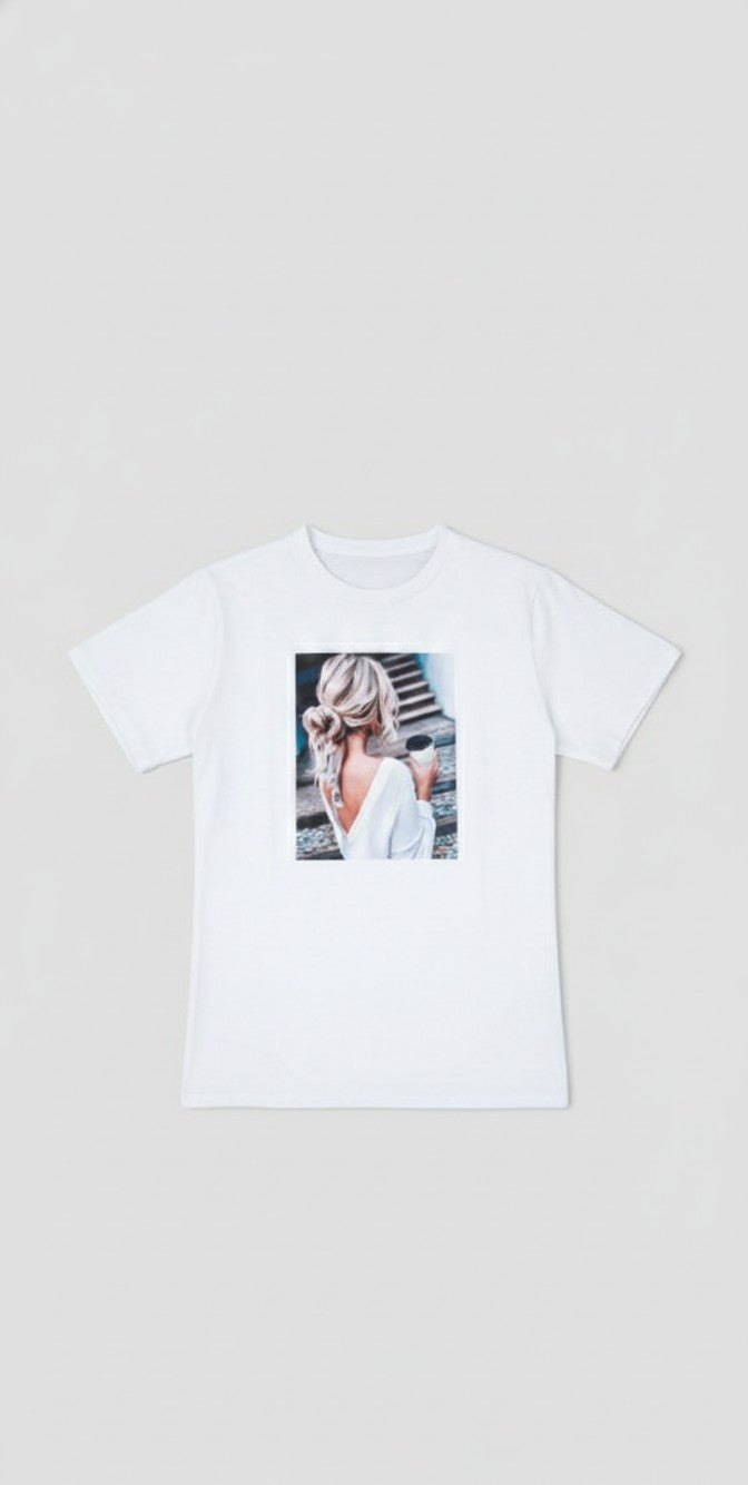 Damen T-Shirt mit Frau-Motiv – Modern & Schick in Weiß