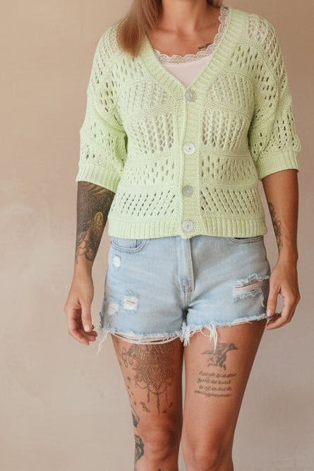 Damen Kurzarm-Strickjacke Boho Ajour Mintgrün – Frontansicht getragen mit Denim Shorts, Ajour-Muster Detail