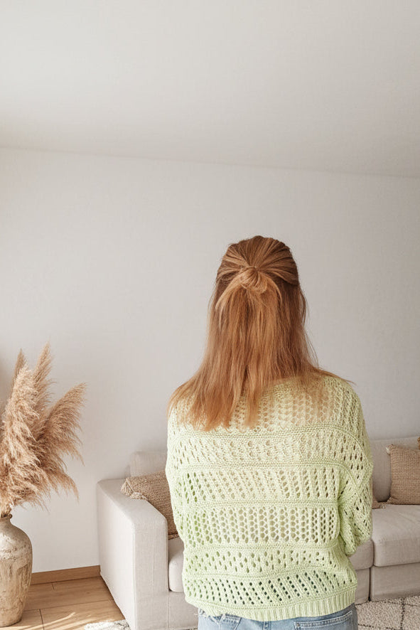 Damen Kurzarm-Strickjacke Boho Ajour Mintgrün – Rückenansicht, Boho Wohnzimmer mit Pampasgras