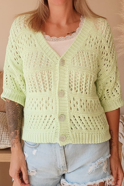 Damen Kurzarm-Strickjacke Boho Ajour Mintgrün – Nahaufnahme Frontansicht mit Knöpfen und V-Ausschnitt Detail