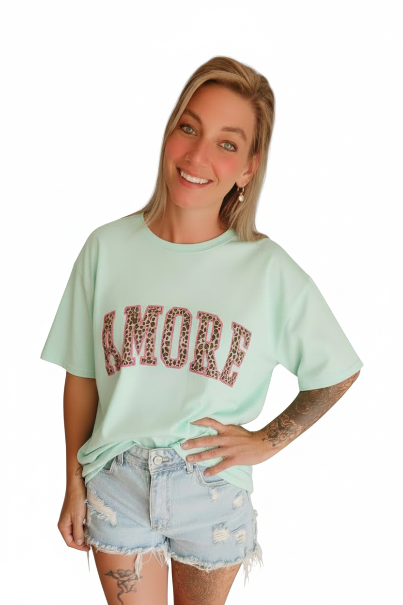 Boho-Luxe Mintgrünes T-Shirt mit Leopardenmuster-Schriftzug und hellblaue Jeansshorts.