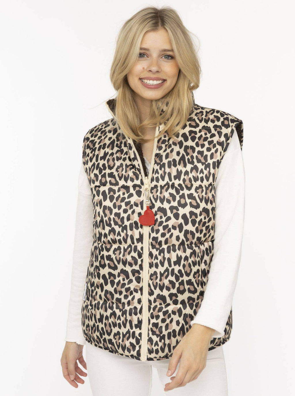 Damen-Wendeweste Leo Teddy mit Leo-Print-Seite, getragen über weißem Pullover