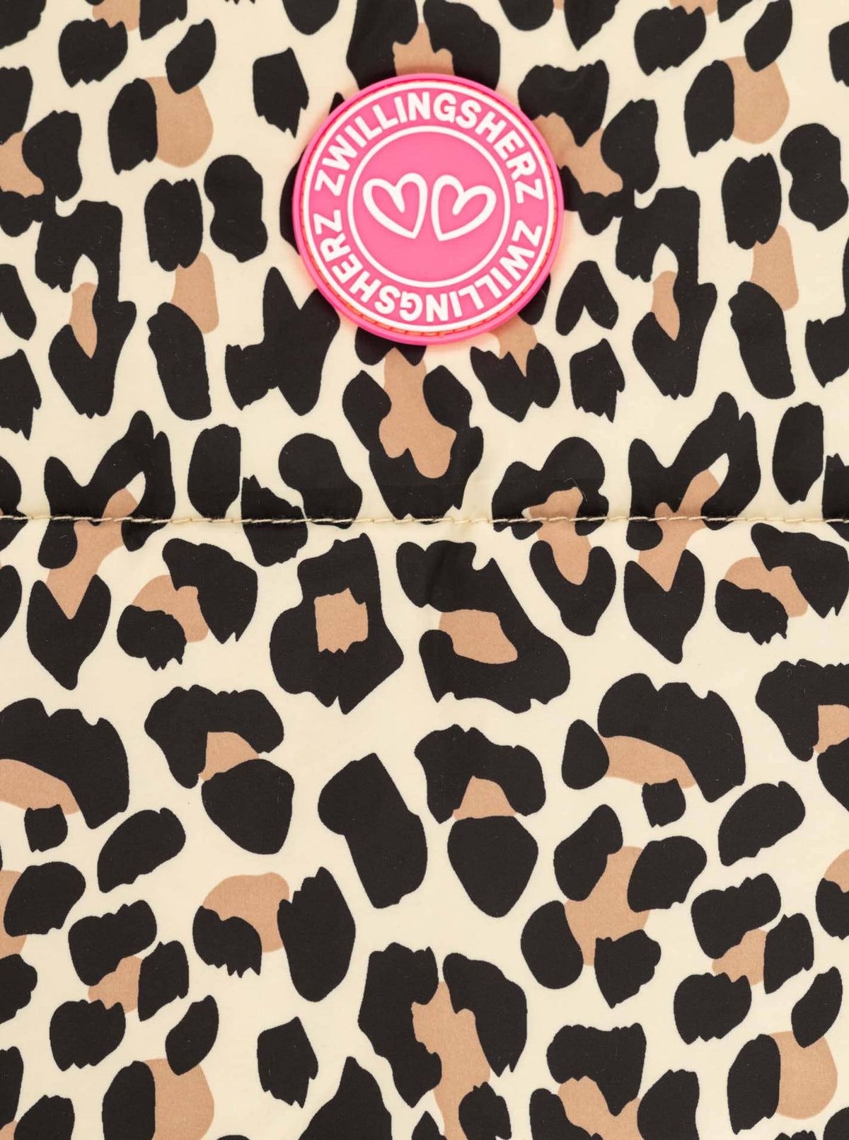 Zwillingsherz-Patch Detailaufnahme auf Shopper Leo Allover Beige – pinkes Logo auf Leopardenprint