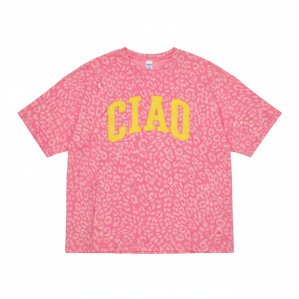 Rosa Kurzarm-T-Shirt mit Leopardenmuster und gelbem Ciao-Schriftzug im Boho-Luxe-Stil